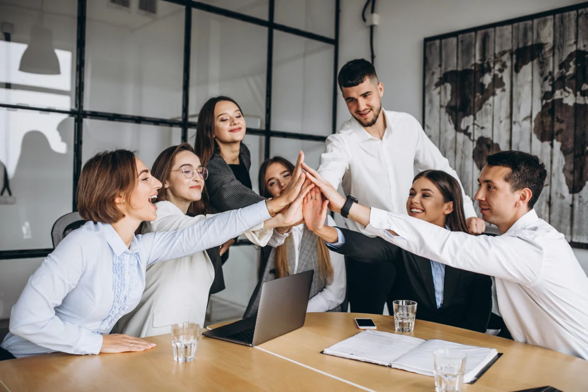 L'équipe Sud Recrutement réunie autour d'une table dans ses bureaux bordelais.
